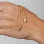 Colar escapulário feminino Espírito Santo com zircônias, banhado a ouro 18k, antialérgico e elegante para compor seu visual. - Imagem 6