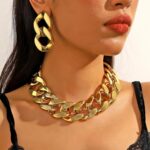 Colar feminino dourado com corrente punk: gargantilha delicada e moderna para compor looks estilosos. - Imagem 5