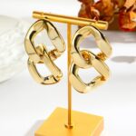 Colar feminino dourado com corrente punk: gargantilha delicada e moderna para compor looks estilosos. - Imagem 6