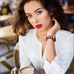 Pulseira feminina DaQin para Apple Watch com flores gravadas, silicone confortável e estilo elegante. - Imagem 7