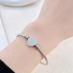 Pulseira prateada ajustável em aço inox 316 com coração, elegante, moderna e ideal para presente feminino. - Imagem 3
