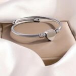 Pulseira prateada ajustável em aço inox 316 com coração, elegante, moderna e ideal para presente feminino. - Imagem 6