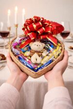 Cesta de Chocolate Lacta Coração com Ursinho: presente romântico com 15 chocolates sortidos e embalagem premium. - Imagem 3