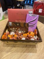 Cesta de Presente Cacau Show com chocolates e cookies, ideal para presentear com sabor e carinho. - Imagem 3
