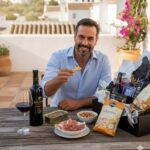 Cesta de Presente Gourmet G&O com Vinho Pata Negra Reserva: presente premium com vinho espanhol, queijos, salame e nuts. - Imagem 3