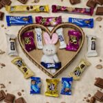 Cesta de Chocolate Lacta Coração com Coelhinho: 15 chocolates sortidos, presente romântico e premium para datas especiais. - Imagem 3
