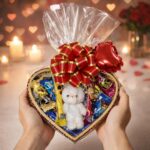 Cesta de Chocolate Lacta Coração com Coelhinho: 15 chocolates sortidos, presente romântico e premium para datas especiais. - Imagem 4