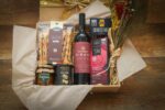 Cesta Gourmet Presente com Vinho e Petiscos premium para aniversários, executivos e chefes, 7 itens especiais. - Imagem 3