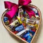 Cesta de Chocolates Lacta Coração com 14 chocolates: presente elegante e pronto para surpreender no Dia da Mulher e Páscoa. - Imagem 3