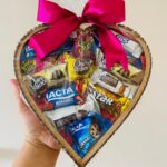 Cesta de Chocolates Lacta Coração com 14 chocolates: presente elegante e pronto para surpreender no Dia da Mulher e Páscoa. - Imagem 4