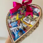 Cesta de Chocolates Lacta Coração com 14 chocolates: presente elegante e pronto para surpreender no Dia da Mulher e Páscoa. - Imagem 5