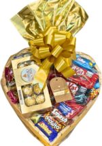 Cesta de Chocolate em Coração: presente perfeito com chocolates Lacta, Nestlé, Kit Kat e Ferrero Rocher, laço e cartão personalizado. - Imagem 6