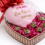 Cesta de Chocolates Presenteável em Formato de Coração com Sonho de Valsa e Coração de Pelúcia para Dia das Mães - Imagem 3