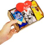 Cesta de Café da Manhã Romântica com chocolates premium, caneca e chaveiro. Presente perfeito para surpreender no Dia dos Namorados. - Imagem 4