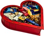 Cesta Coração MDF Vermelho pronta para presentear com 2 caixas de bombons Lacta e Nestlé, laço e celofane. - Imagem 3