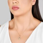 Colar Árvore da Vida banhado a ouro 18k com zircônias coloridas: símbolo de proteção, fé e elegância, pronto para presentear. - Imagem 6