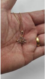 Colar Árvore da Vida banhado a ouro 18k com zircônias coloridas: símbolo de proteção, fé e elegância, pronto para presentear. - Imagem 7
