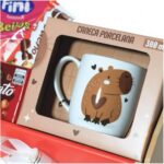 Cesta Presente Capivara com Caneca e Chocolates: kit fofo, pronto para presentear e encantar em qualquer ocasião. - Imagem 3