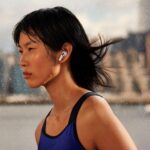 AirPods (3.ª geração) com áudio espacial, design ergonómico e resistência à água para uma experiência imersiva. - Imagem 3