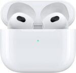 AirPods (3.ª geração) com áudio espacial, design ergonómico e resistência à água para uma experiência imersiva. - Imagem 4