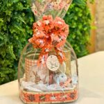 Cesta de Páscoa com Ferrero Rocher e Lacta, pronta para presentear com coelho de pelúcia e lata temática. - Imagem 6