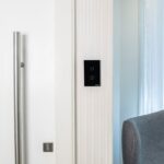 Interruptor Touch Inteligente EWS 1002 Intelbras: controle por Alexa, Wi-Fi e app Izy Smart para automação prática da iluminação. - Imagem 3