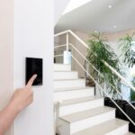 Interruptor Touch Inteligente EWS 1002 Intelbras: controle por Alexa, Wi-Fi e app Izy Smart para automação prática da iluminação. - Imagem 4