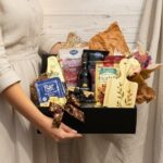 Cesta de Presente Gourmet com Queijos, Vinho e Tábua Premium: presente sofisticado com sabores premium e tábua personalizada artesanal. - Imagem 3
