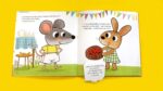 Feliz aniversário, Ratinho! é um livro interativo para crianças que celebra a amizade com abas e surpresas encantadoras. - Imagem 5