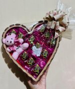 Cesta de Chocolate Coração com Ursinho, presente premium com chocolates sortidos para Páscoa, Dia das Mães e datas especiais - Imagem 3