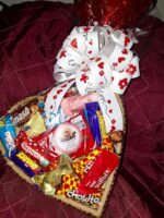 Cesta de Chocolate em formato de coração pequena: presente romântico com chocolates e almochaveiro, ideal para Dia das Mães e Namorados. - Imagem 3