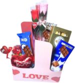Cesta Presente Premium Namorados Rosa Encantada com chocolates suíços premium, pronta para emocionar e presentear com elegância. - Imagem 5