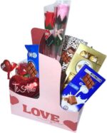 Cesta Presente Premium Namorados Rosa Encantada com chocolates suíços premium, pronta para emocionar e presentear com elegância. - Imagem 6