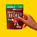 M&M'S Ao Leite 132g: chocolate ao leite crocante e colorido, ideal para compartilhar e saborear em qualquer momento. - Imagem 4