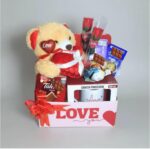 Cesta Namorados Premium com chocolate suíço, urso e caneca: presente romântico, sofisticado e pronto para emocionar. - Imagem 3