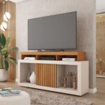 Rack para TV Valença Freijó/Off White: elegância, frisos decorativos e espaço ideal para eletrônicos e decoração. - Imagem 7