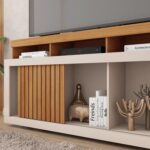 Rack para TV Valença Freijó/Off White: elegância, frisos decorativos e espaço ideal para eletrônicos e decoração. - Imagem 8
