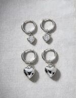 AURUM Semijoias: 2 pares de brincos de argola folheados a prata com corações e zircônias para 2 furos, elegantes para presentear. - Imagem 2