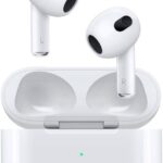 AirPods (3.ª geração) com áudio espacial, design ergonómico e resistência à água para uma experiência imersiva.