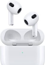 AirPods (3.ª geração) com áudio espacial, design ergonómico e resistência à água para uma experiência imersiva.