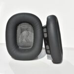 Almofadas para AirPods Max em couro proteico e espuma viscoelástica: conforto, fixação magnética e isolamento de ruído.