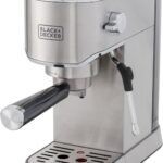 BLACK+DECKER CEA1200G: cafeteira expresso com jarra inox, 2 cafés simultâneos e preparo com pó ou cápsulas.