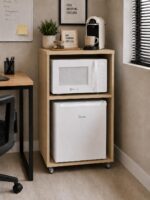 Bancada Bar Corazzi para embutir frigobar e micro-ondas com rodízios, acabamento off white e ótimo aproveitamento de espaço.