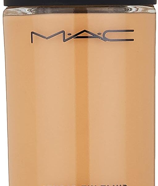 Base MAC Studio Fix Fluid SPF15 NC30: controle da oleosidade, acabamento matte e cobertura média a alta.