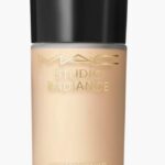 Base líquida hidratante MAC Studio Radiance Serum-Powered Foundation para acabamento luminoso e pele hidratada