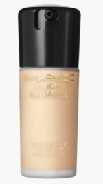Base líquida hidratante MAC Studio Radiance Serum-Powered Foundation para acabamento luminoso e pele hidratada
