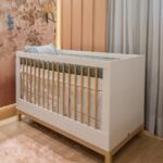 Berço Cozy Branco com Carvalho: vira mini cama, com 3 alturas e selo INMETRO.