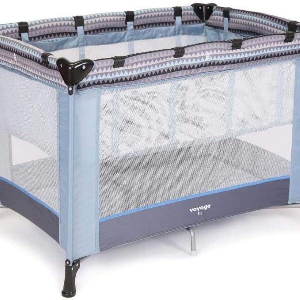 Berço Fit Voyage Azul Geo: conforto, segurança e praticidade do nascimento até 15kg, com mosquiteiro e bolsa para transporte.