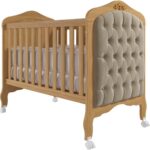 Berço Mini Cama Alegria com Capitonê: elegância e segurança para o bebê, com função berço cama e acabamento Nature/Branco.