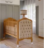 Berço Mini Cama Alegria com Capitonê: elegância e segurança para o bebê, com função berço cama e acabamento Nature/Branco. - Imagem 2